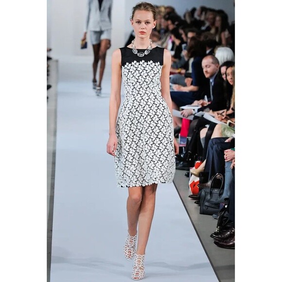 RUNWAY. Oscar de la Renta Silk Knee-Length Dress Size: XSUS 2
